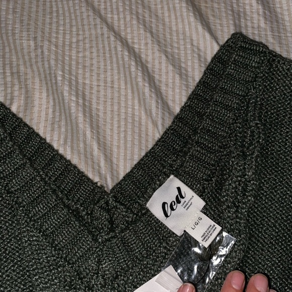 V neck heavy knit sweater! - Picture 4 of 5